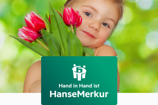 Mädchen hält Blumenstrauß mit roten Tulpen im Arm, daneben das Logo der Versicherung Hanse Merkur